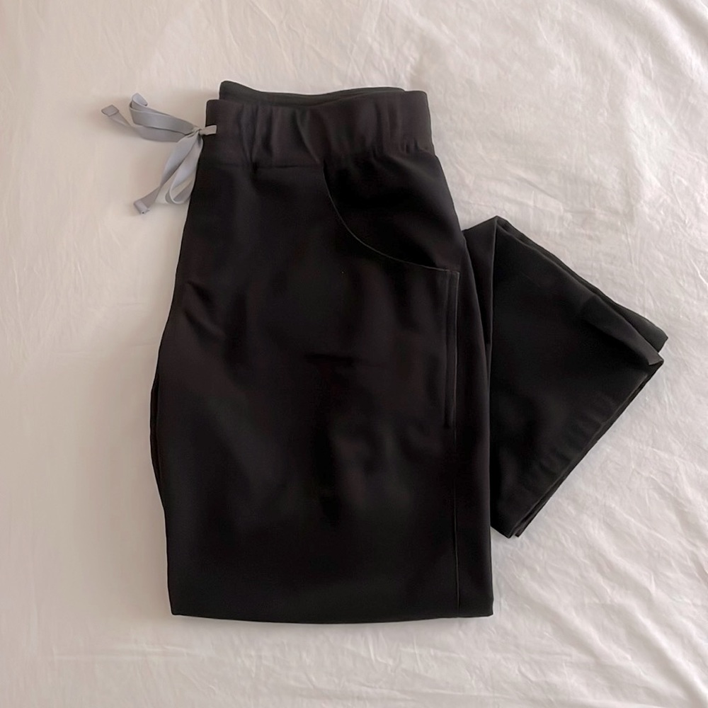 FIGS Women’s Black Livingston Scrub Pants - Size S